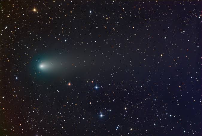 Lovely interstellar comet is zooming by the Earth , A black out